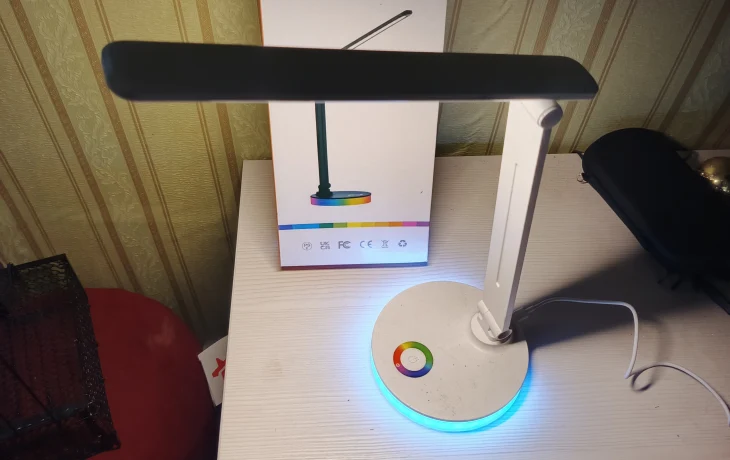Лампа настольная с RGB подсветкой